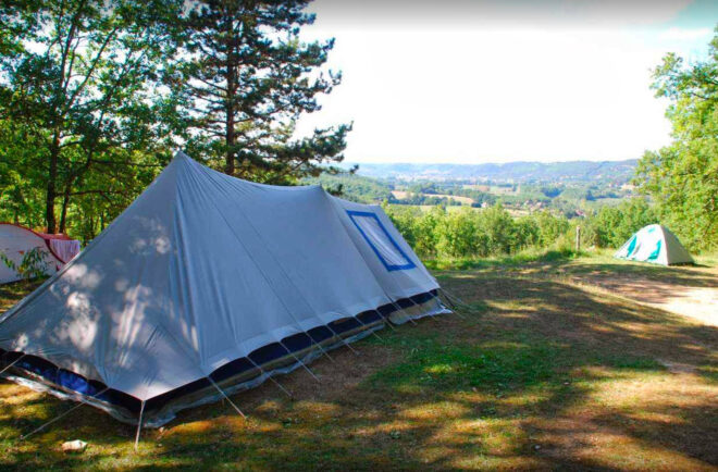 Emplacement 44 avec vue sur la vallée de la Dordogne et sur Saint Cyprien