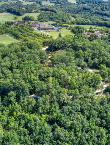 Camping vue du ciel avec sa forêt