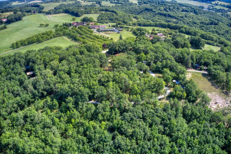 Camping vue du ciel avec sa forêt
